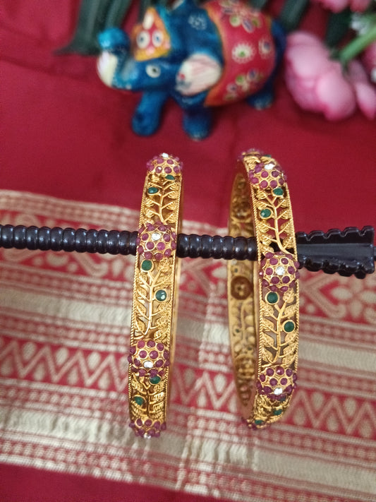 Elegant temple finish leaf design bangle set