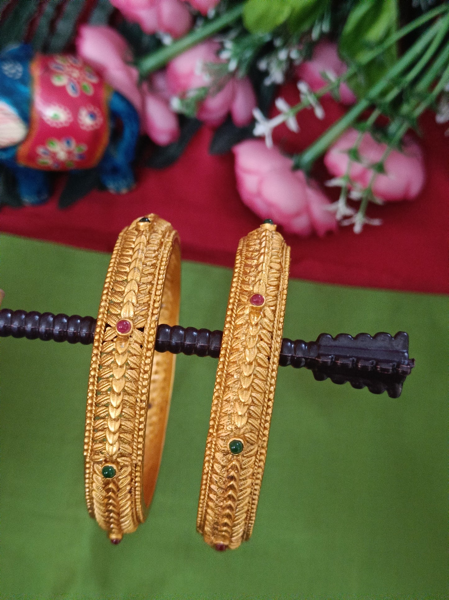 Matt finish floral design bangle set